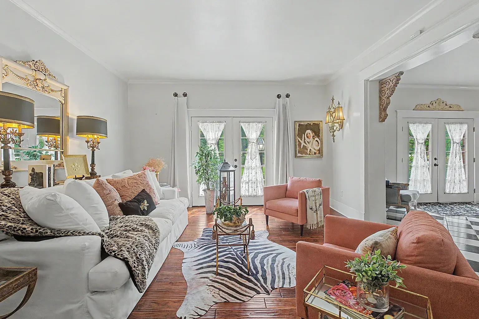 1930 Traditional House Hernando Mississippi - 10 - family room.webp