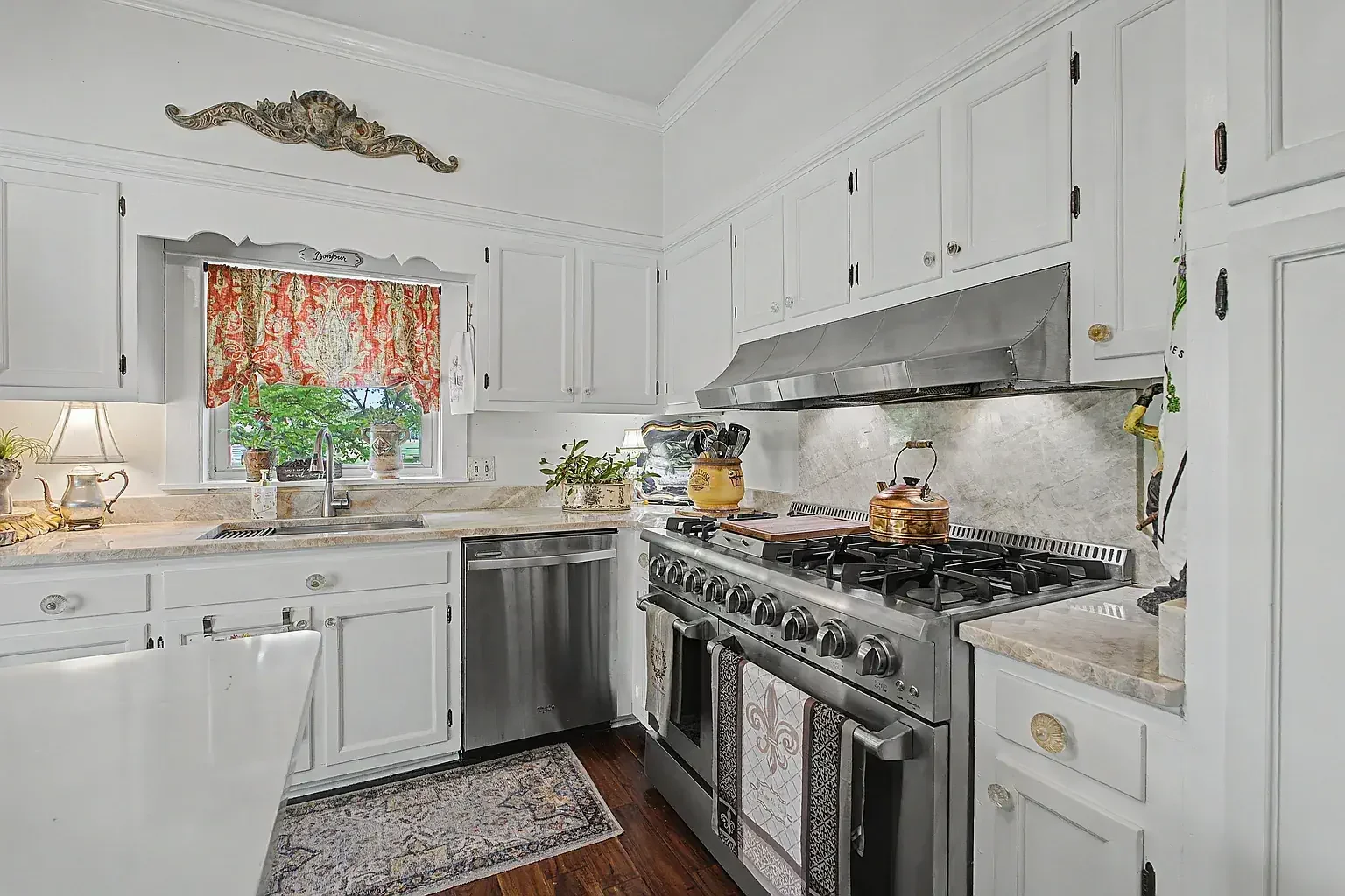 1930 Traditional House Hernando Mississippi - 14 - kitchen.webp