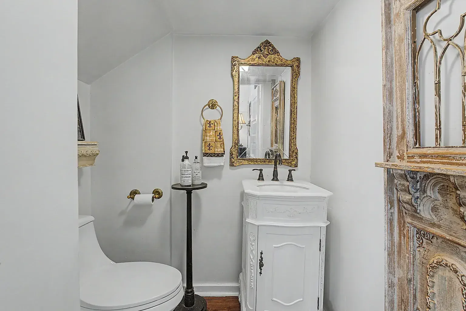 1930 Traditional House Hernando Mississippi - 19 - bathroom.webp