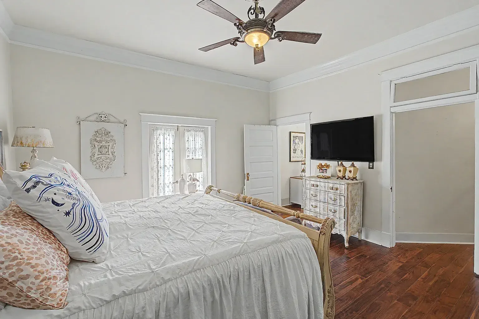 1930 Traditional House Hernando Mississippi - 23 - bedroom.webp