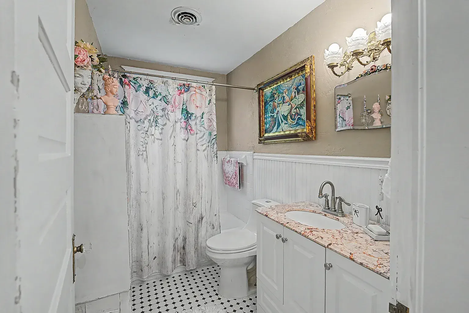 1930 Traditional House Hernando Mississippi - 27 - bathroom.webp