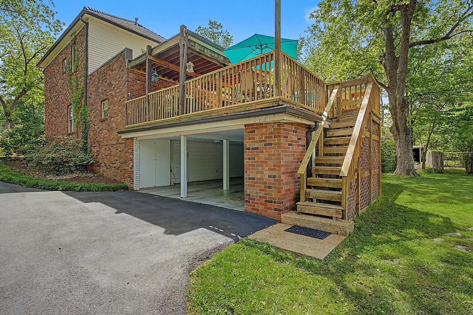1930 Traditional House Hernando Mississippi - 31 - patio.webp