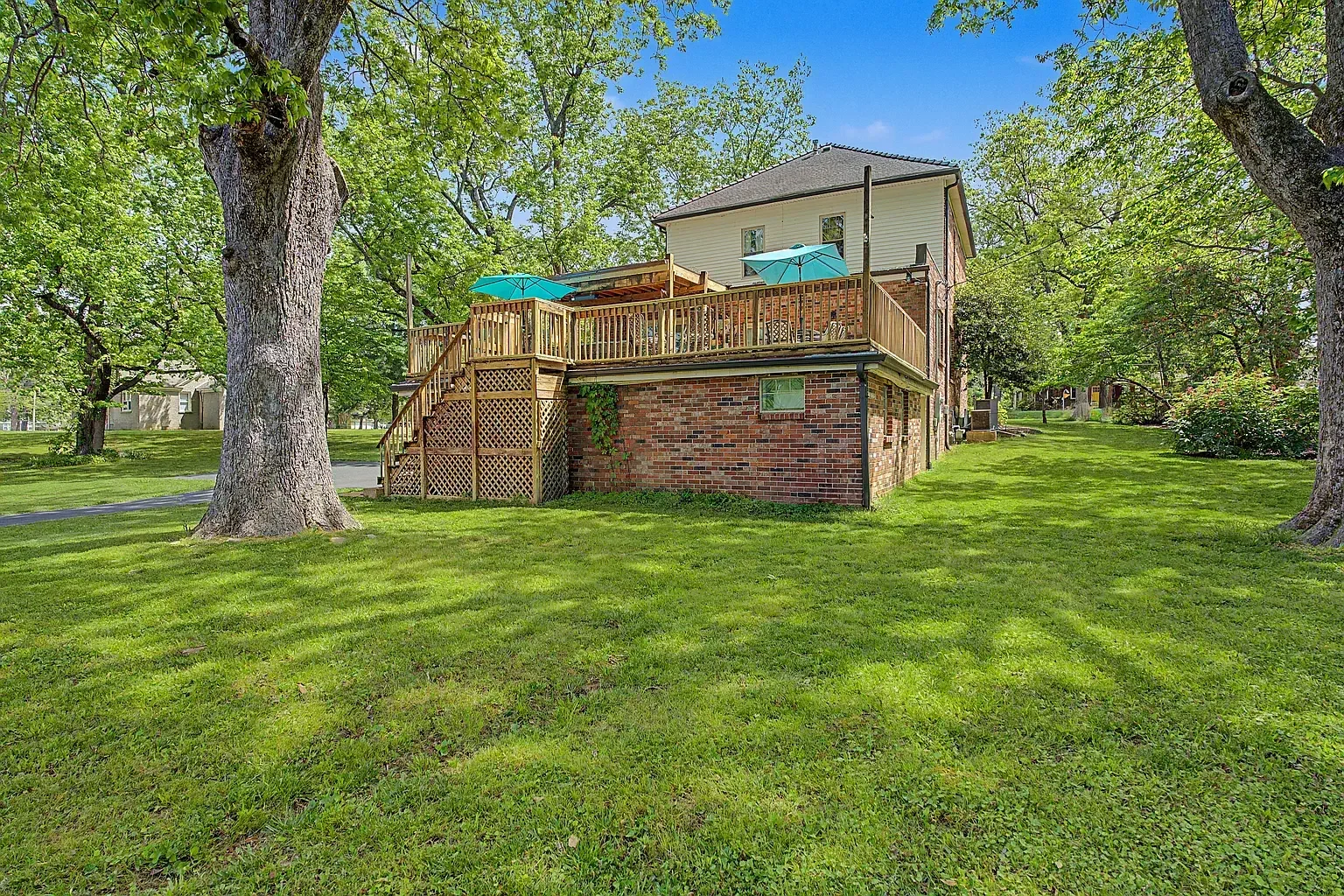 1930 Traditional House Hernando Mississippi - 32 - patio.webp