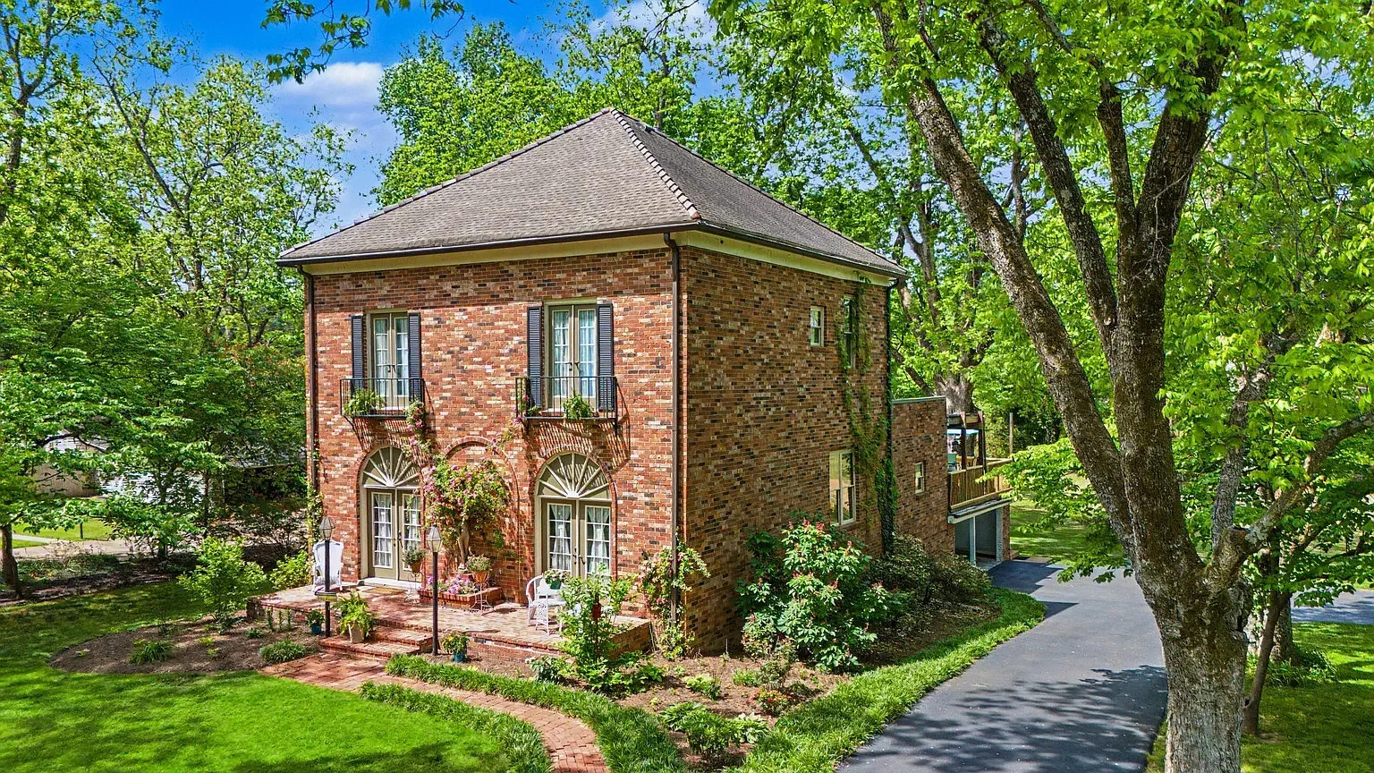 1930 Traditional House Hernando Mississippi - 39 - side view.webp