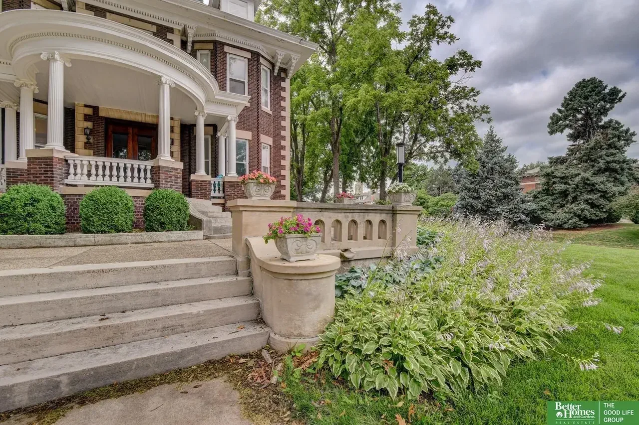 1908 Georgian Revival house Omaha Nebraska - 7 - front porch.webp