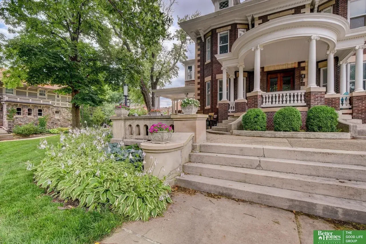 1908 Georgian Revival house Omaha Nebraska - 8 - front porch.webp