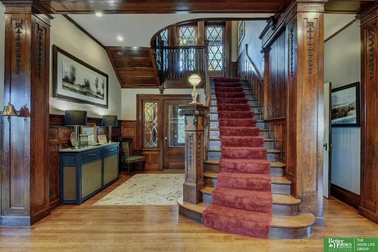 1908 Georgian Revival house Omaha Nebraska - 11 - foyer.webp