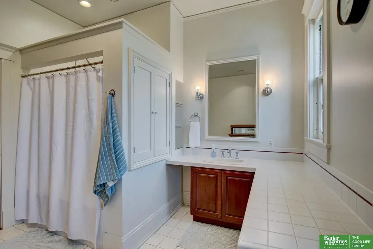 1908 Georgian Revival house Omaha Nebraska - 55 - bathroom.webp