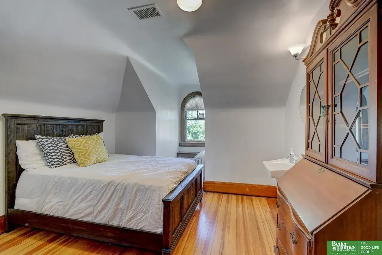 1908 Georgian Revival house Omaha Nebraska - 64 - bedroom.webp