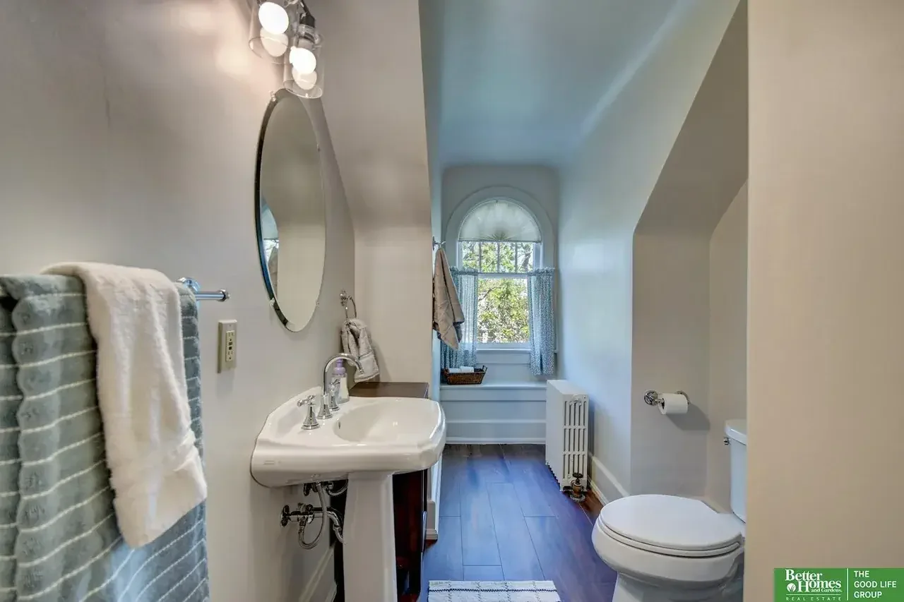 1908 Georgian Revival house Omaha Nebraska - 67 - bathroom.webp