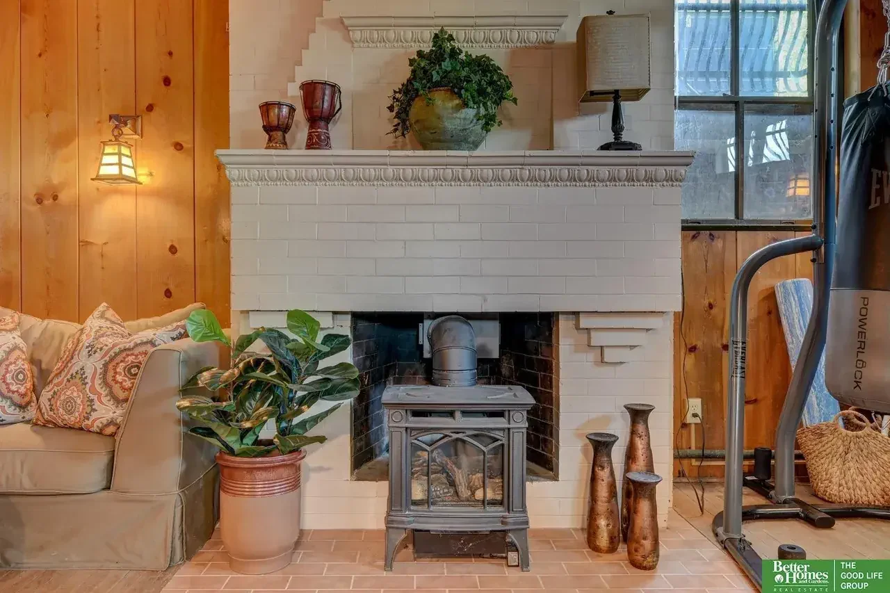 1908 Georgian Revival house Omaha Nebraska - 72 - relax spot.webp