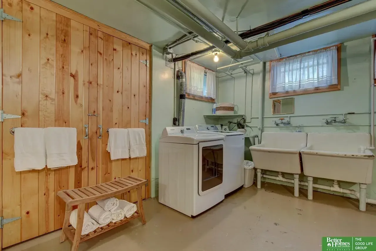 1908 Georgian Revival house Omaha Nebraska - 80 - laundry.webp