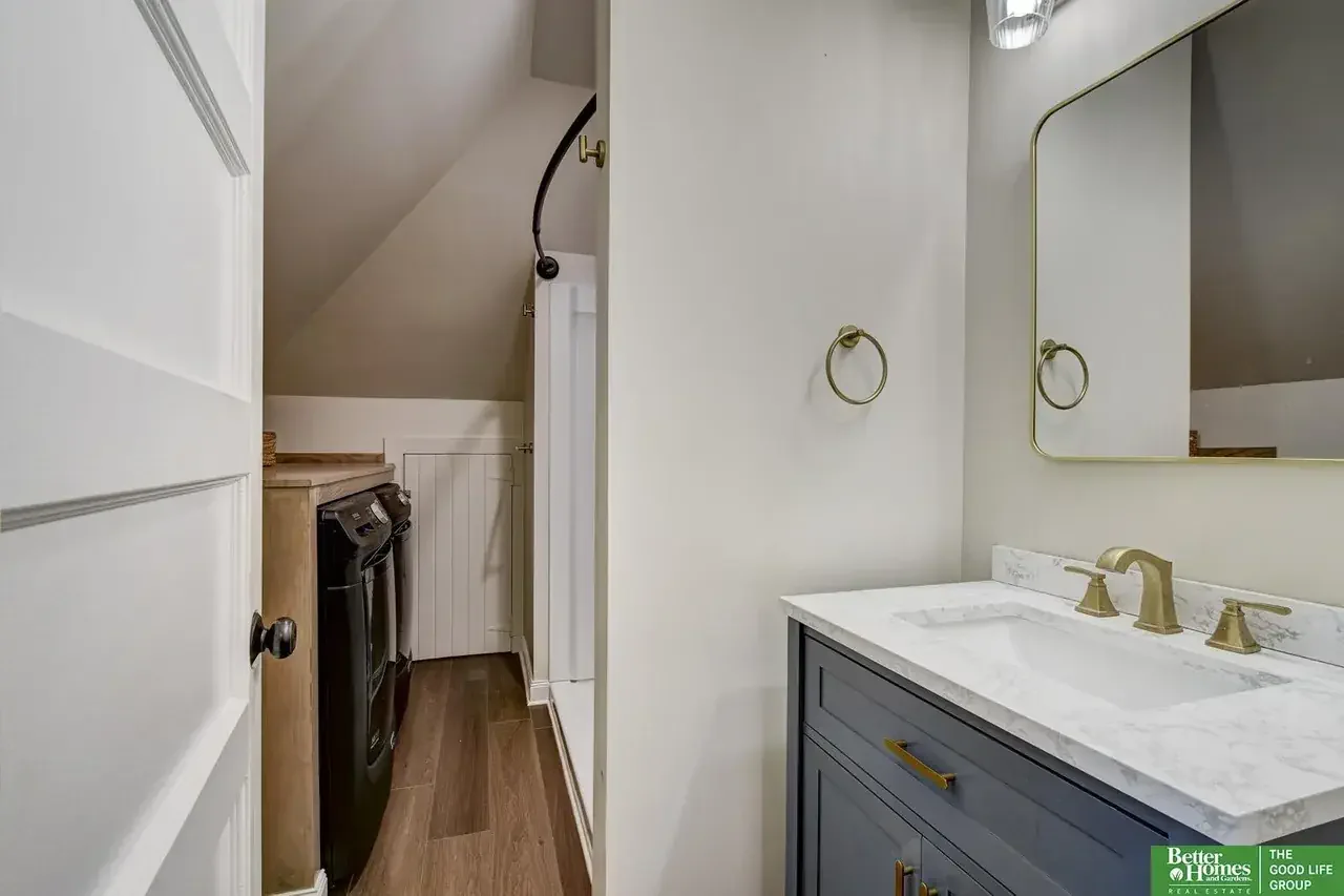 1908 Georgian Revival house Omaha Nebraska - 90 - bathroom.webp