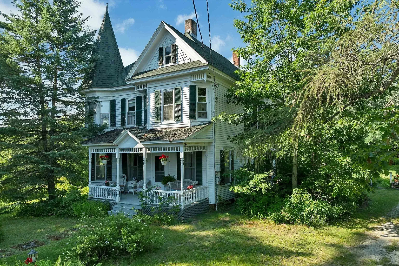 1892 Victorian house Whitefield New Hampshire - 2 - front view.webp
