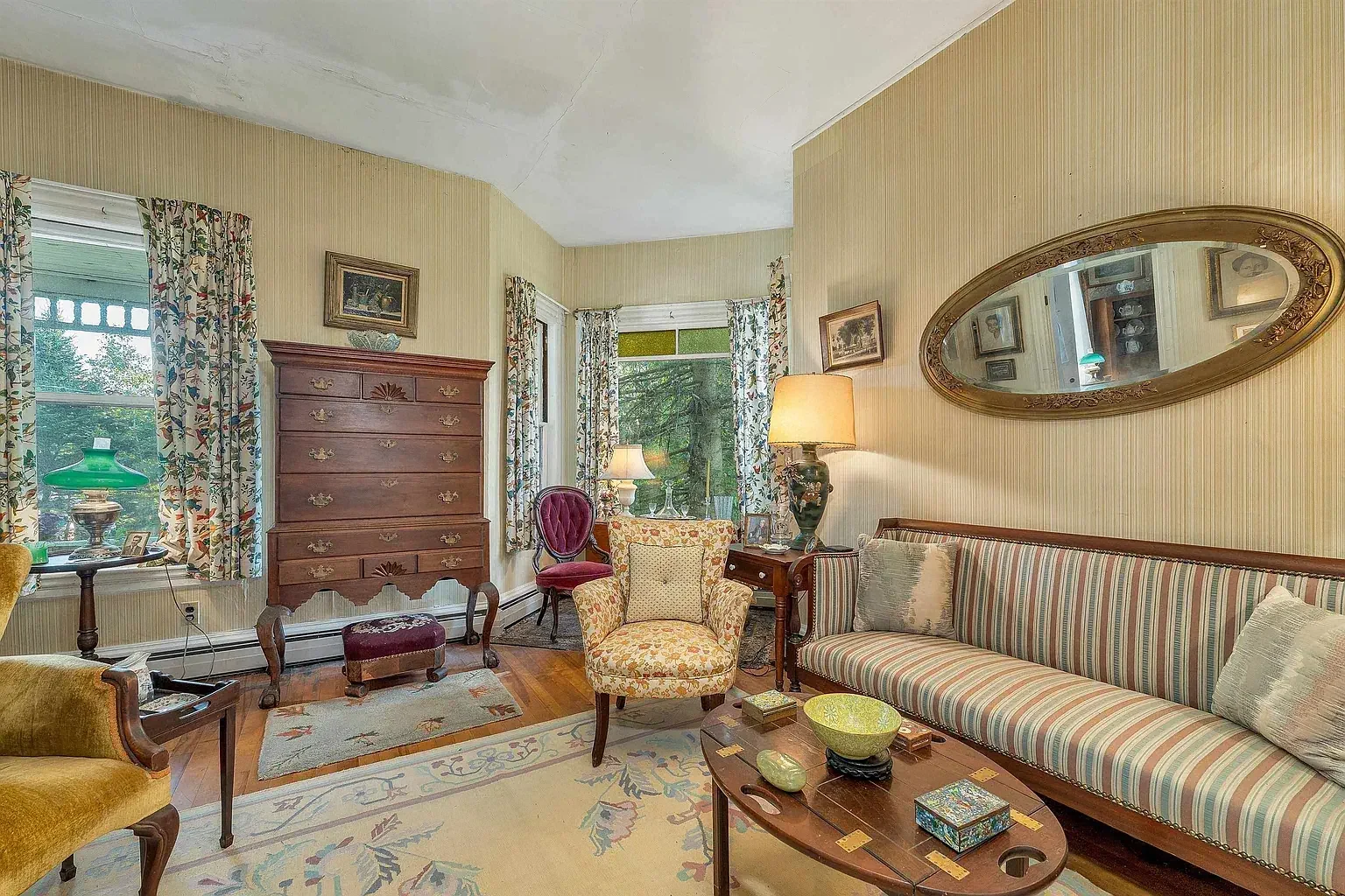 1892 Victorian house Whitefield New Hampshire - 35 - family room.webp