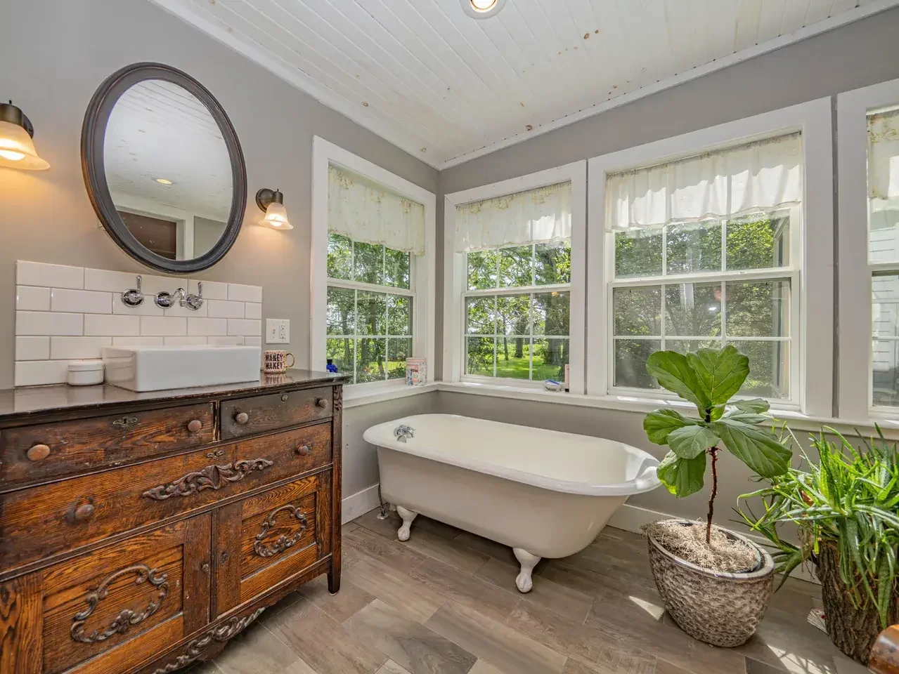 1882 Historic house Armstrong Missouri - 31 - bathroom.webp
