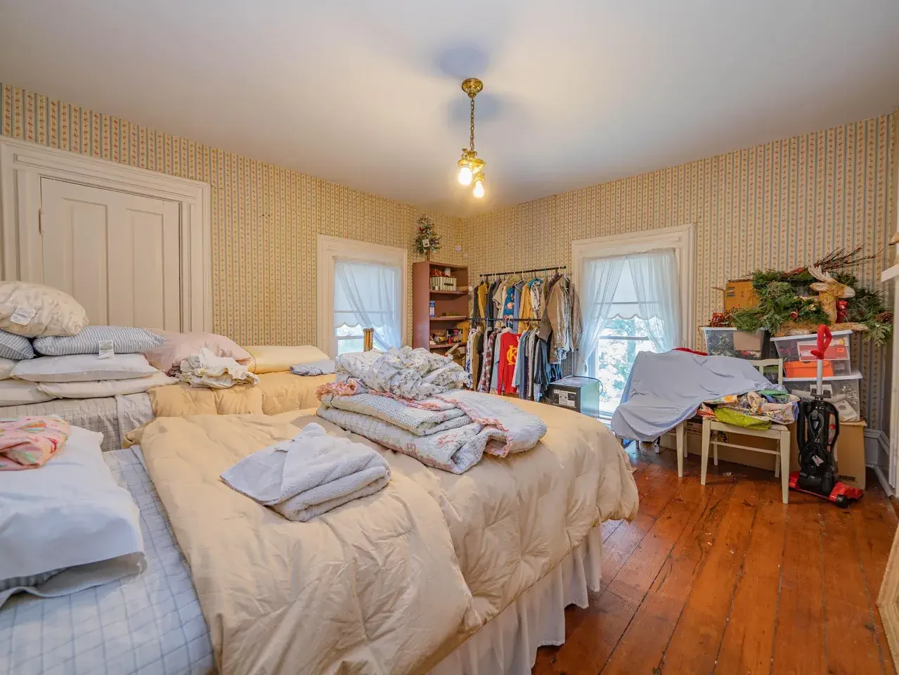 1882 Historic house Armstrong Missouri - 45 - bedroom.webp
