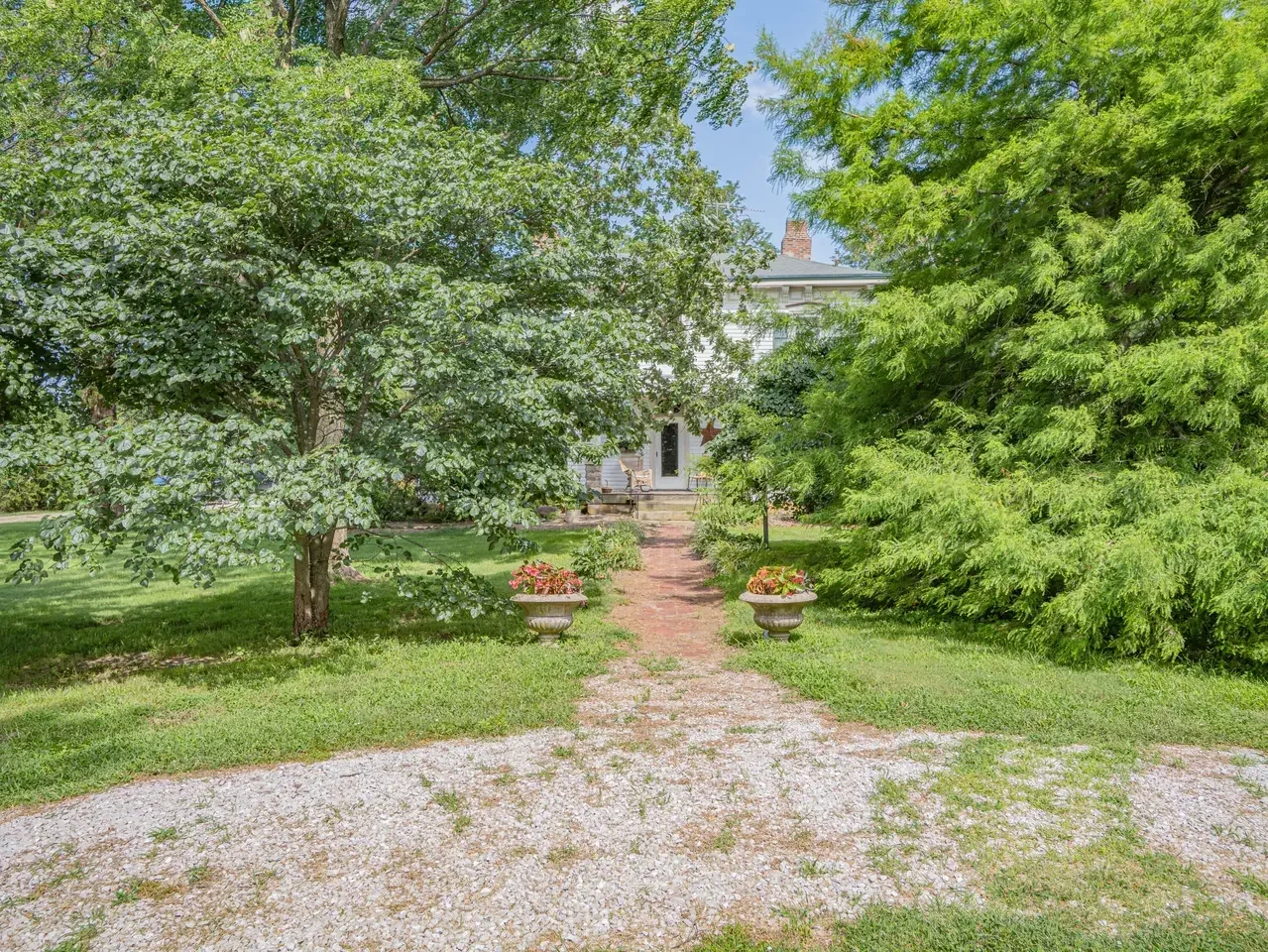 1882 Historic house Armstrong Missouri - 51 - garden.webp
