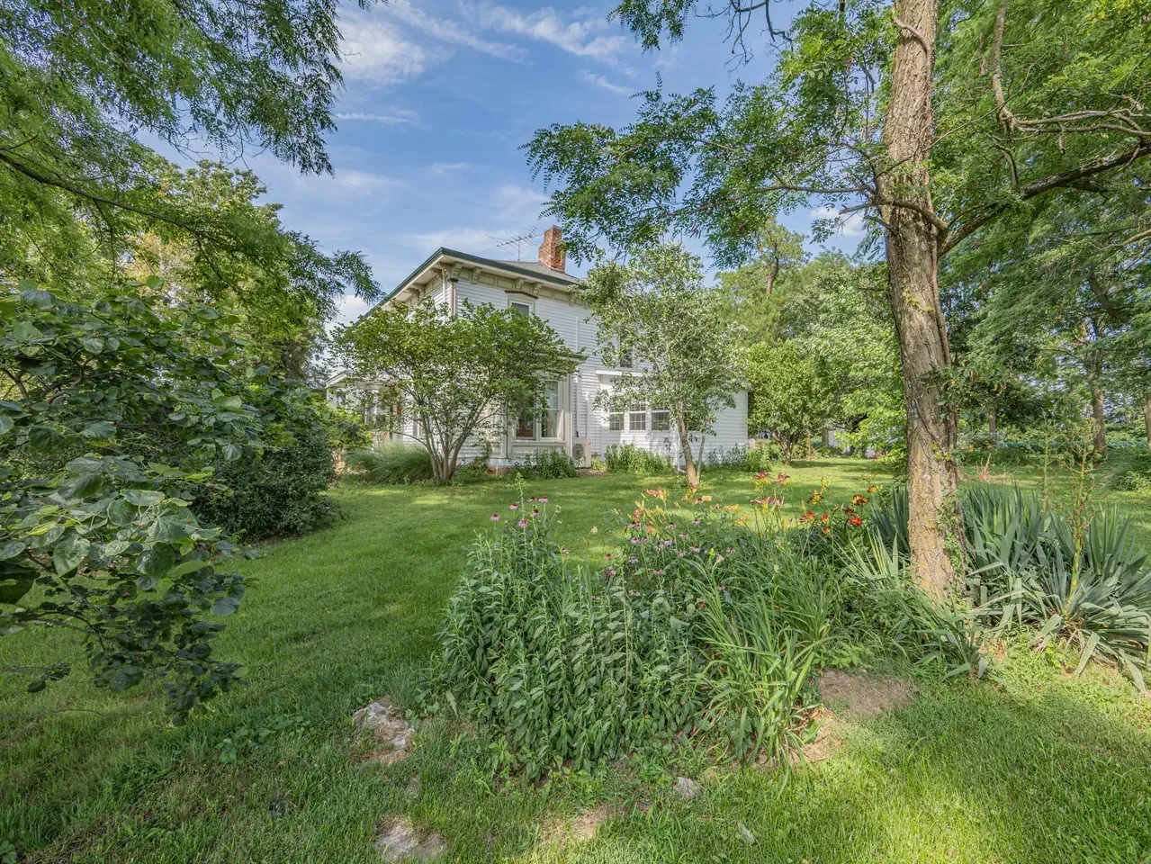 1882 Historic house Armstrong Missouri - 52 - garden.webp