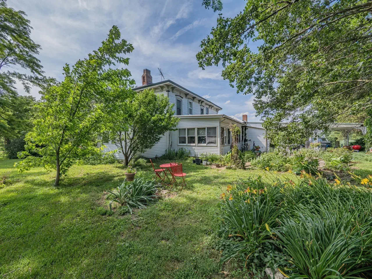 1882 Historic house Armstrong Missouri - 53 - garden.webp
