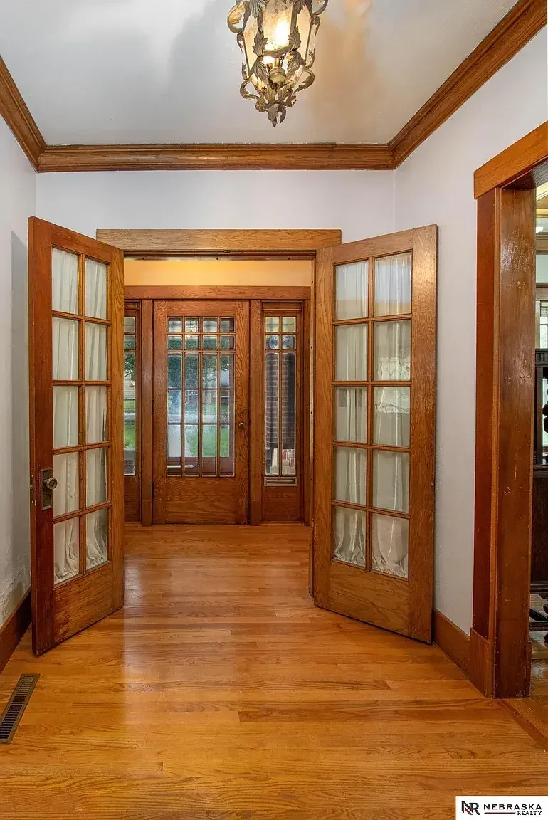 1905 Craftsman house Lincoln Nebraska - 5 - foyer.webp