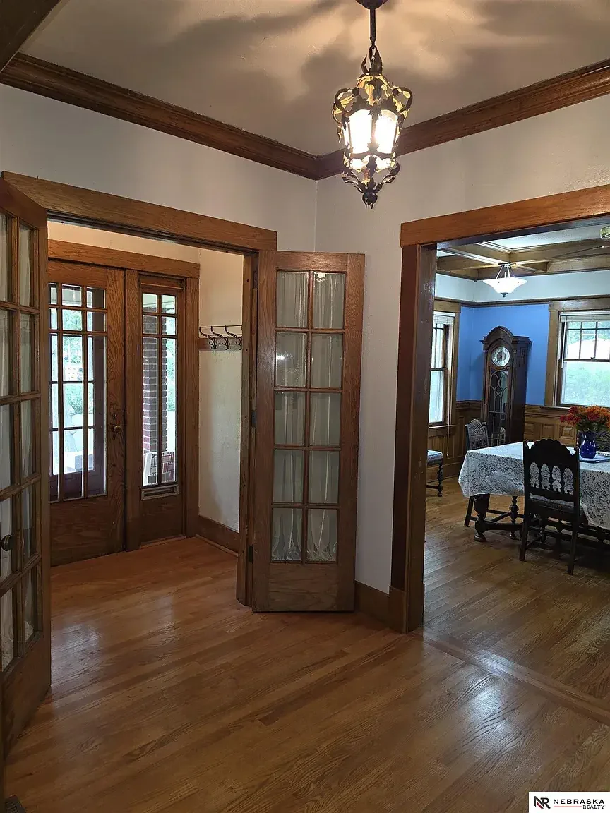 1905 Craftsman house Lincoln Nebraska - 13 - entrance.webp