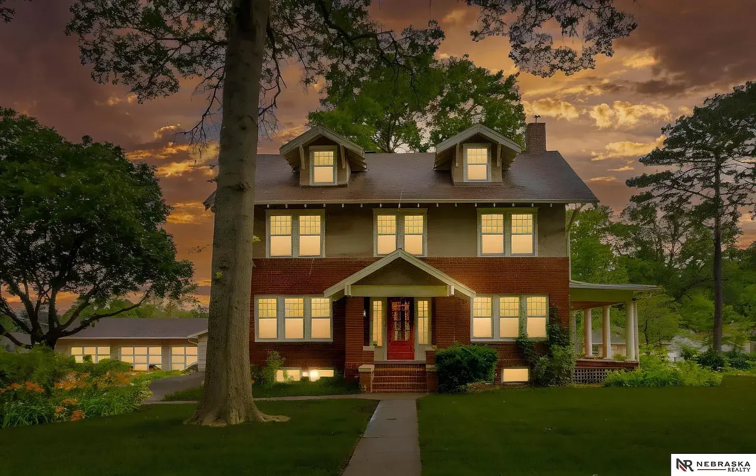 1905 Craftsman house Lincoln Nebraska - 49 - night view.webp