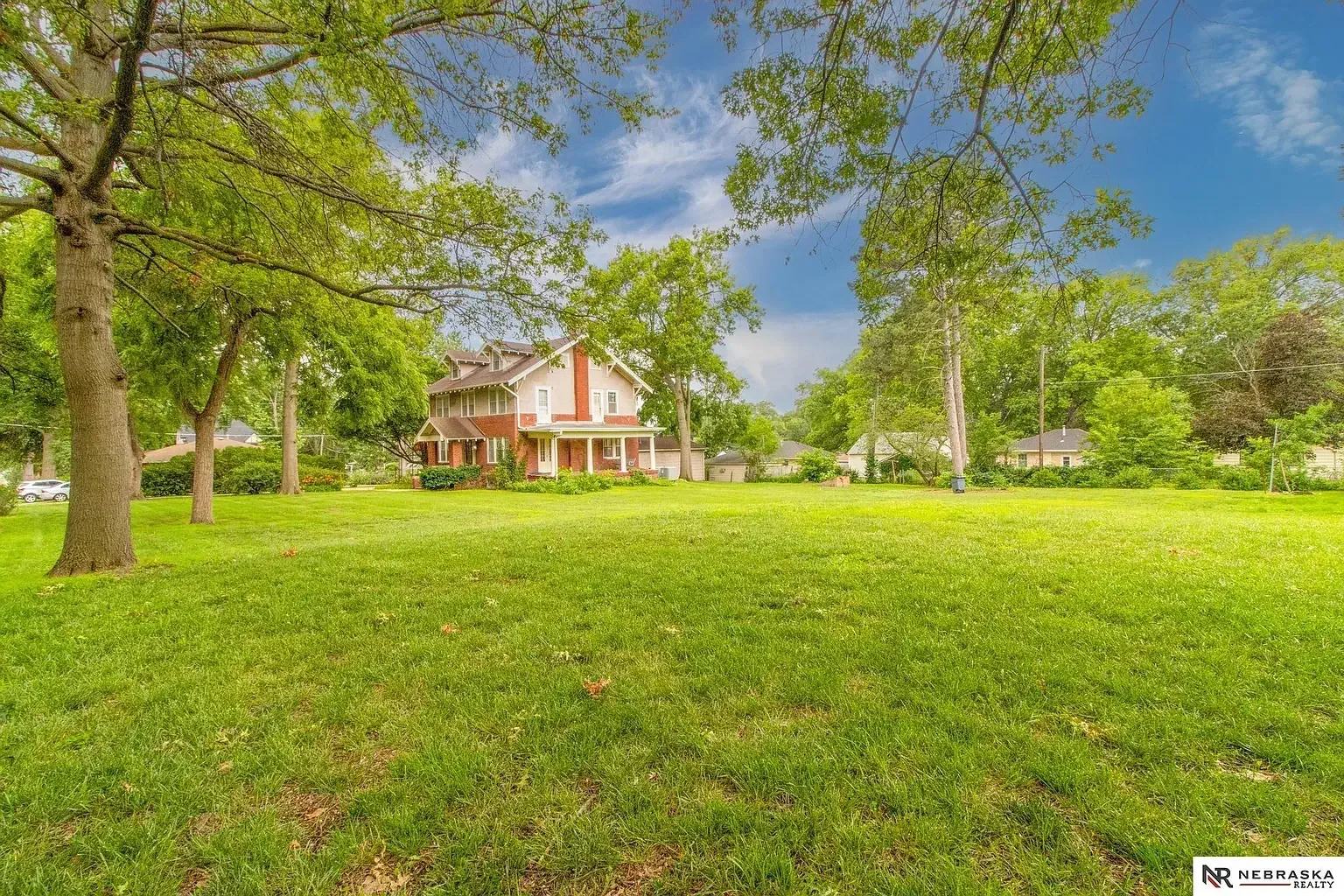1905 Craftsman house Lincoln Nebraska - 53 - garden.webp