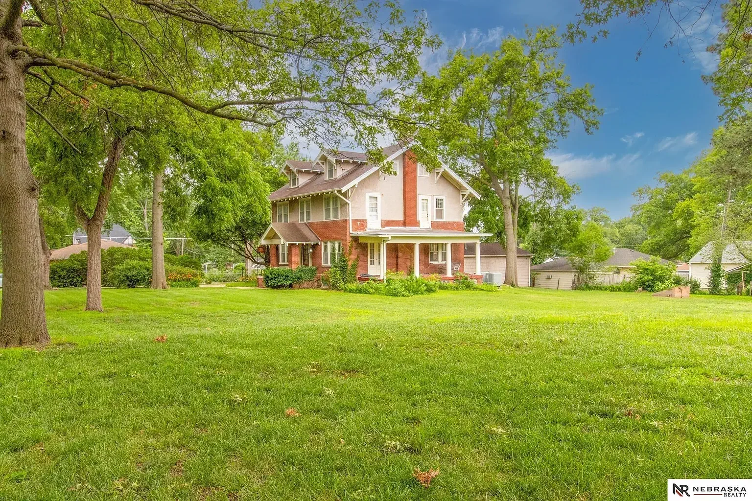 1905 Craftsman house Lincoln Nebraska - 54 - garden.webp