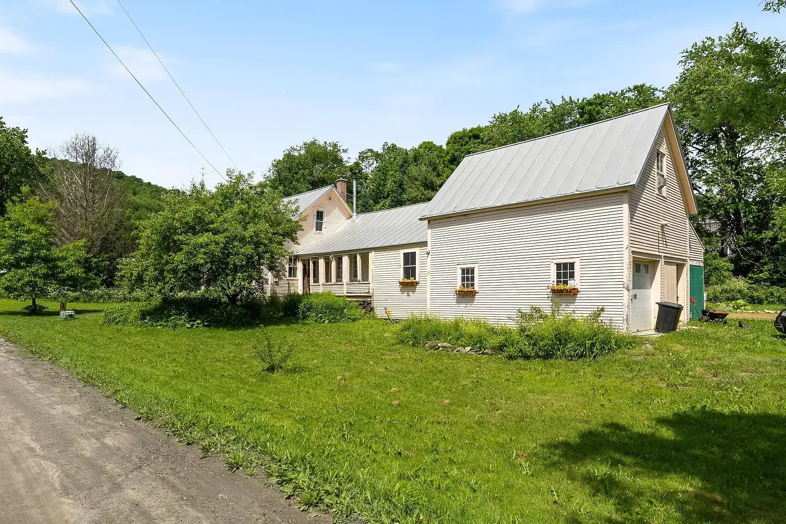 1850 Farmhouse Brookfield Vermont - 3 - side view.webp