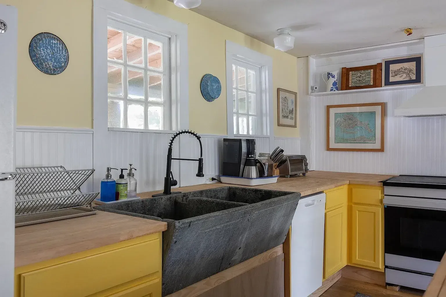1850 Farmhouse Brookfield Vermont - 7 - kitchen.webp