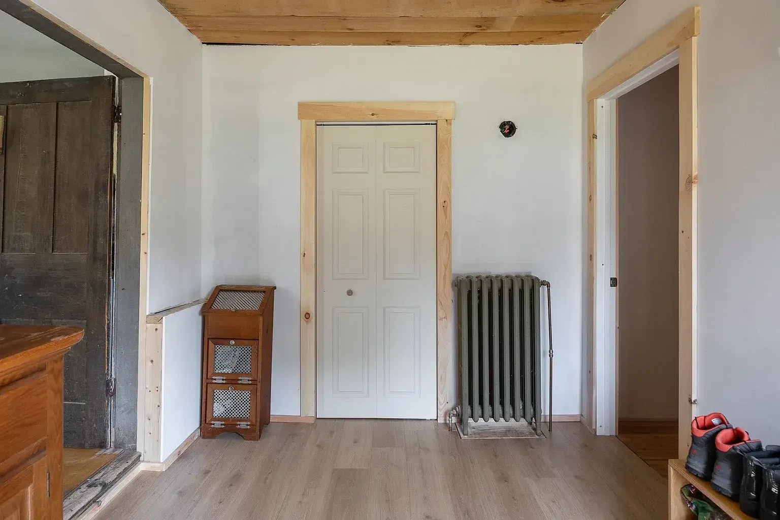 1850 Farmhouse Brookfield Vermont - 8 - door.webp