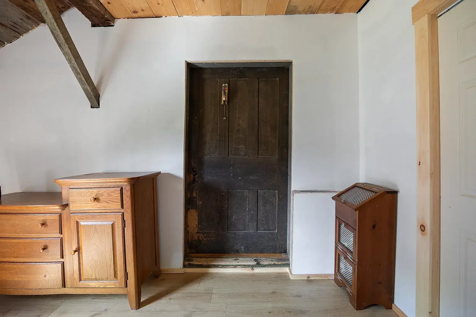 1850 Farmhouse Brookfield Vermont - 12 - room.webp