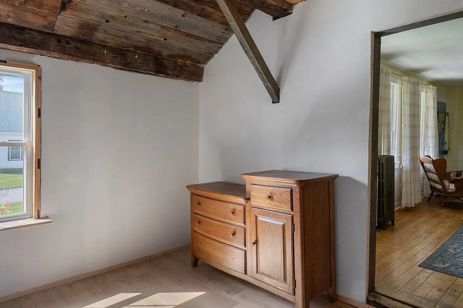 1850 Farmhouse Brookfield Vermont - 13 - room.webp