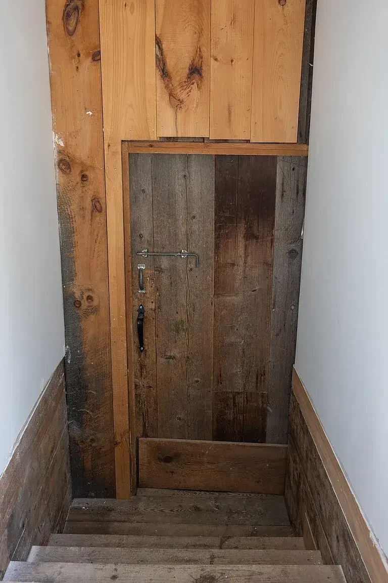 1850 Farmhouse Brookfield Vermont - 14 - door.webp