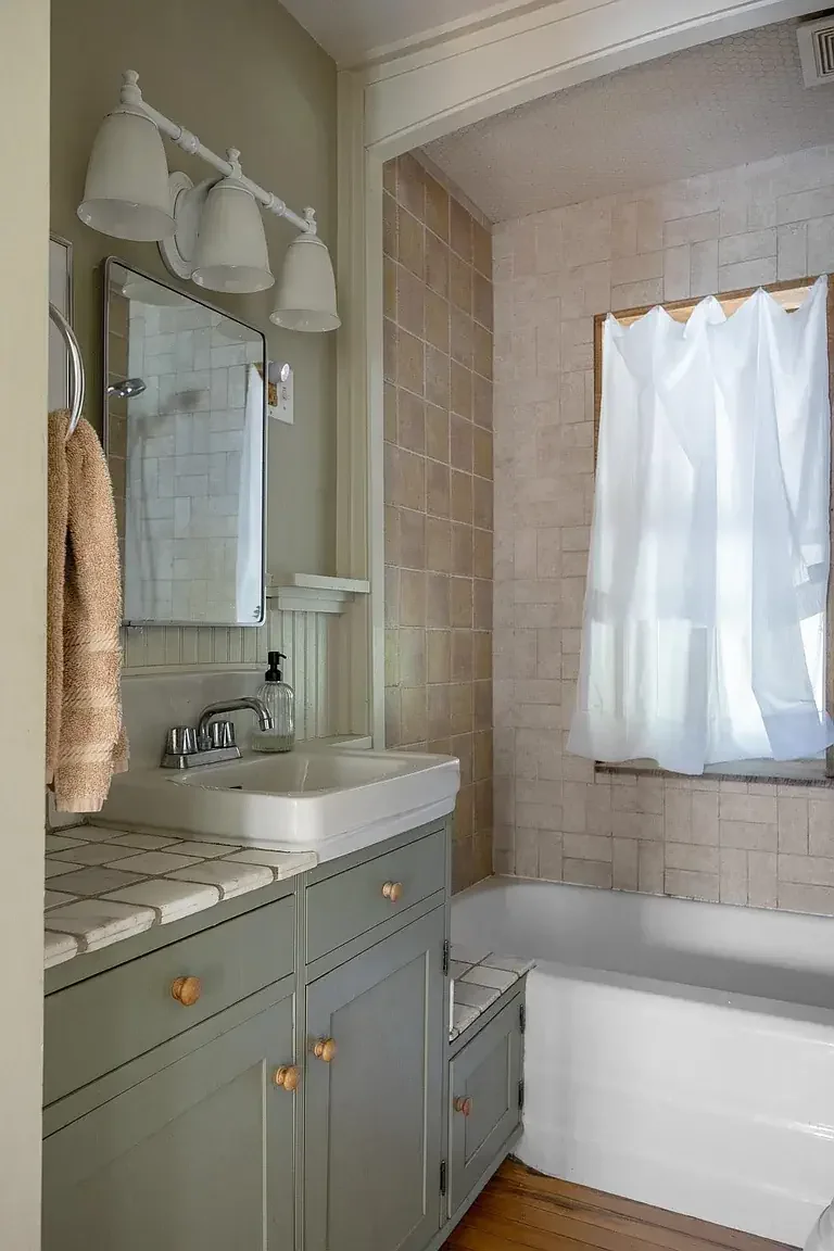 1850 Farmhouse Brookfield Vermont - 20 - bathroom.webp