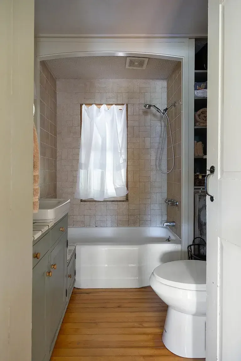 1850 Farmhouse Brookfield Vermont - 21 - bathroom.webp