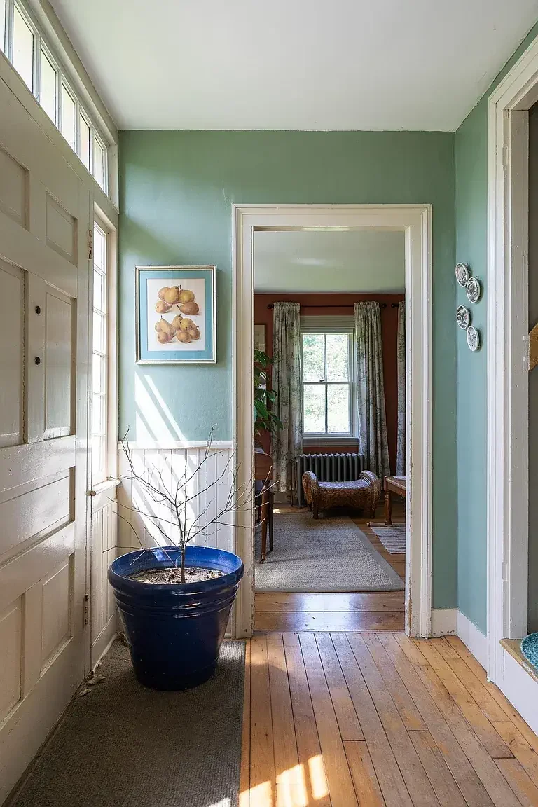 1850 Farmhouse Brookfield Vermont - 28 - hallway.webp