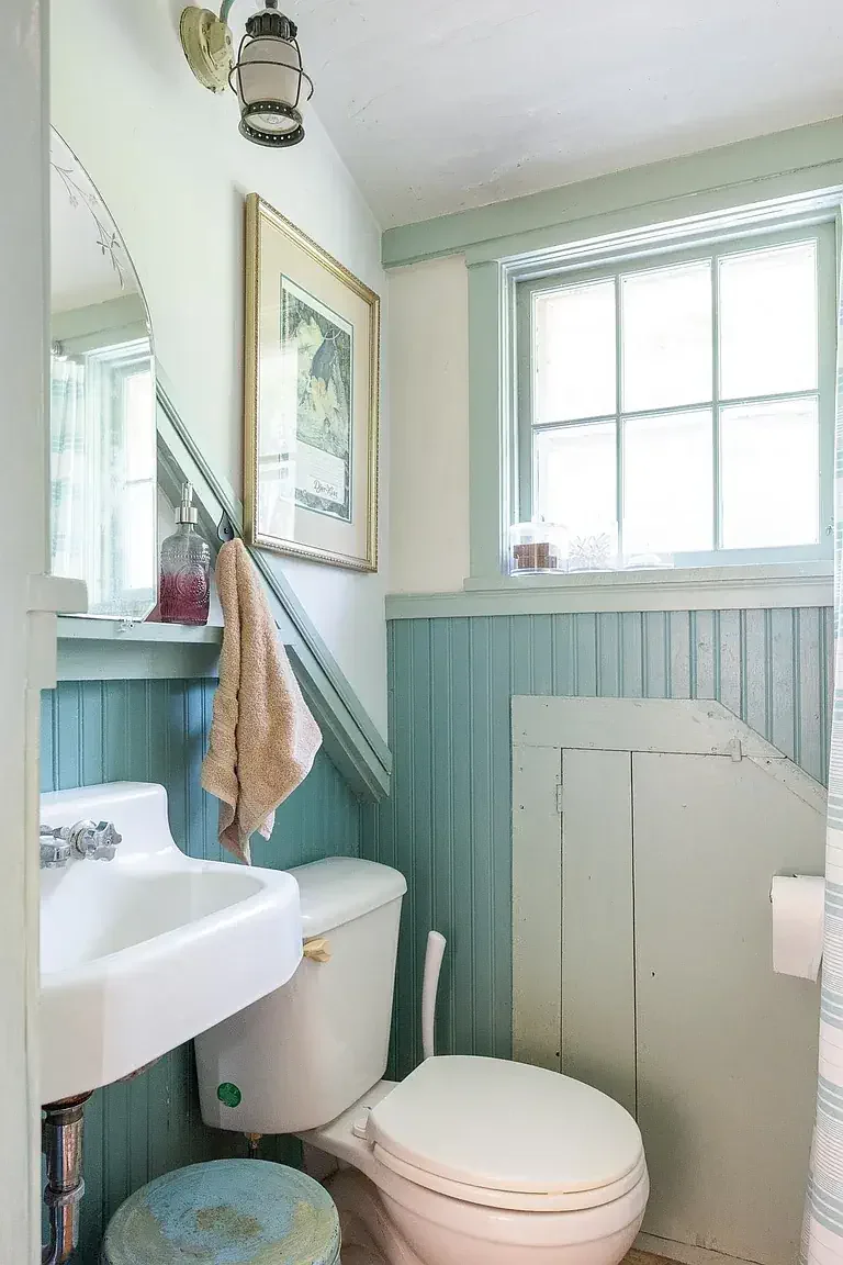 1850 Farmhouse Brookfield Vermont - 33 - bathroom.webp