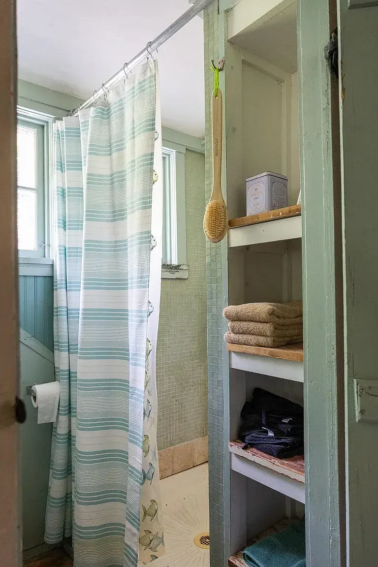 1850 Farmhouse Brookfield Vermont - 34 - bathroom.webp