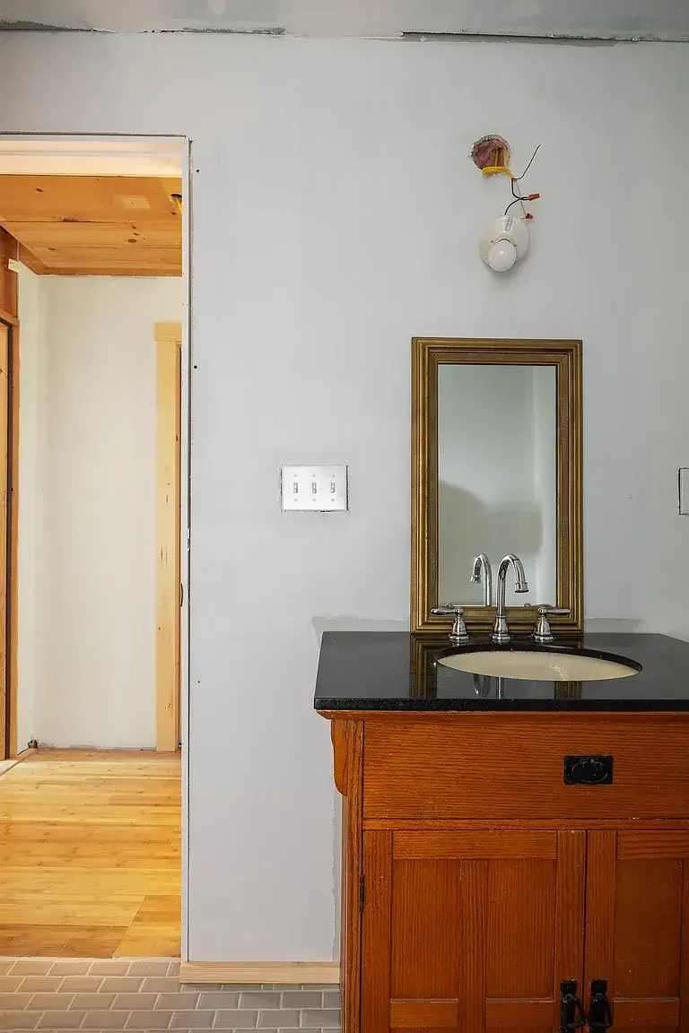 1850 Farmhouse Brookfield Vermont - 38 - bathroom.webp