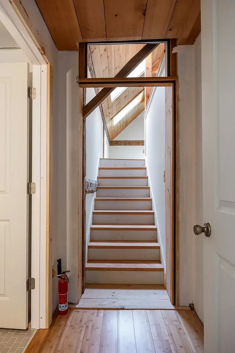 1850 Farmhouse Brookfield Vermont - 37 - staircase.webp