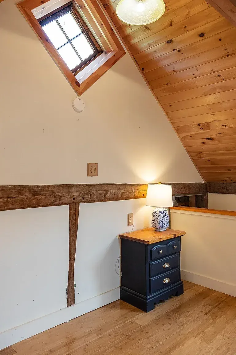 1850 Farmhouse Brookfield Vermont - 40 - top floor.webp