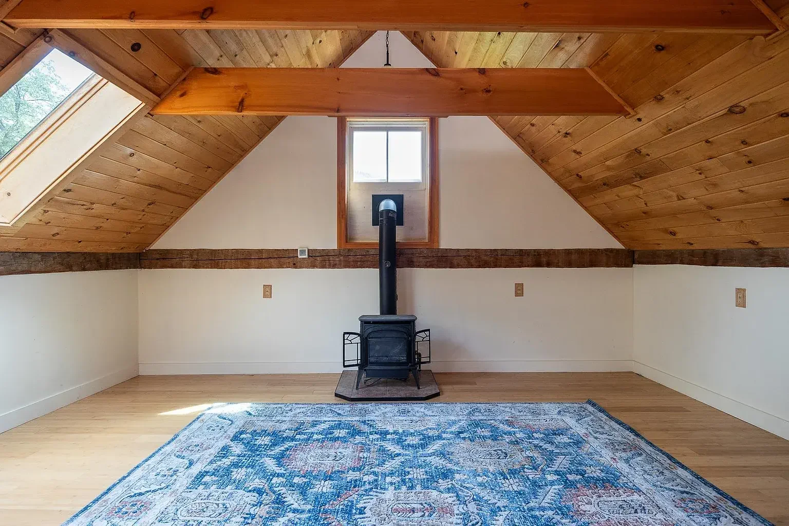 1850 Farmhouse Brookfield Vermont - 41 - top floor.webp