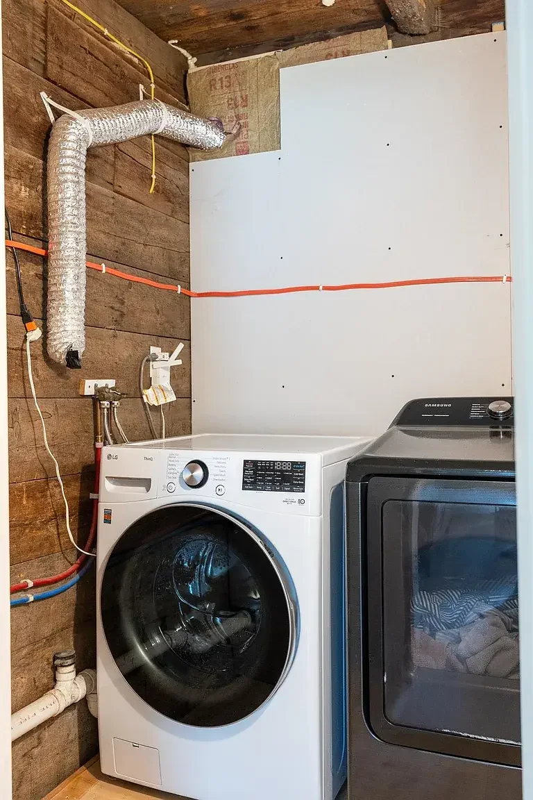 1850 Farmhouse Brookfield Vermont - 43 - laundry.webp