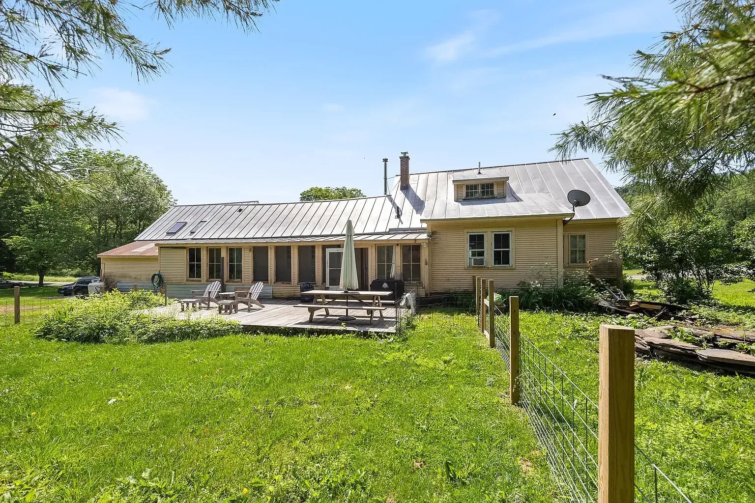 1850 Farmhouse Brookfield Vermont - 46 - backyard.webp