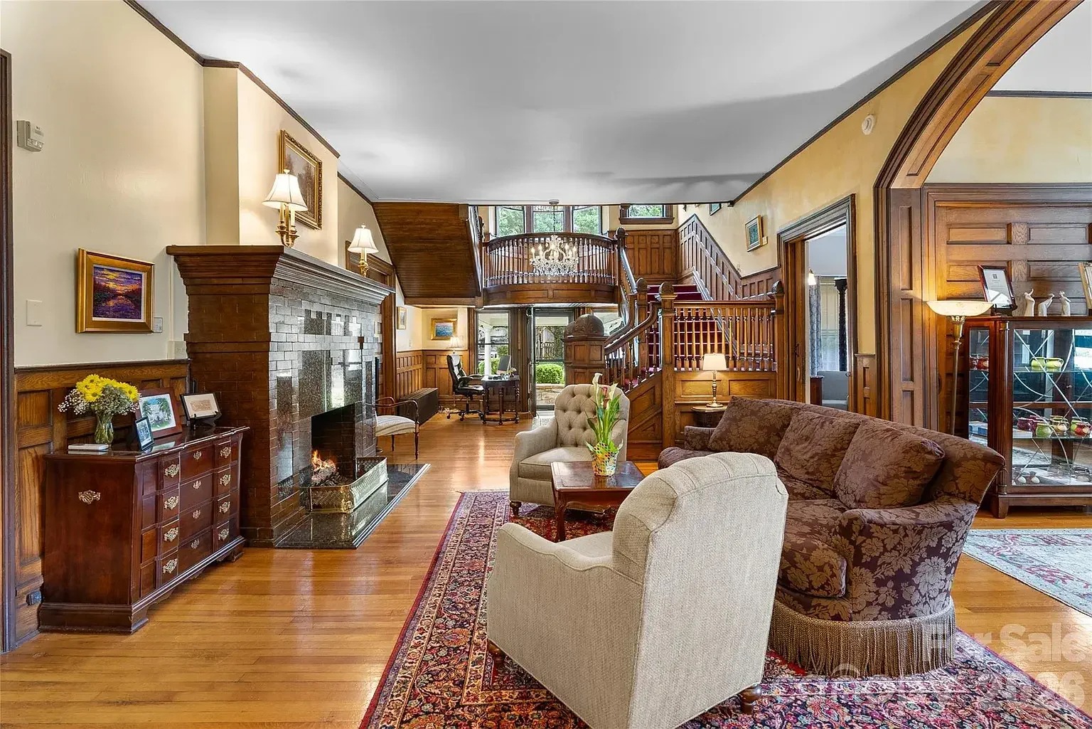 The Albemarle Inn 1909 Neoclassical Revival Asheville North Carolina - 5 - foyer.webp