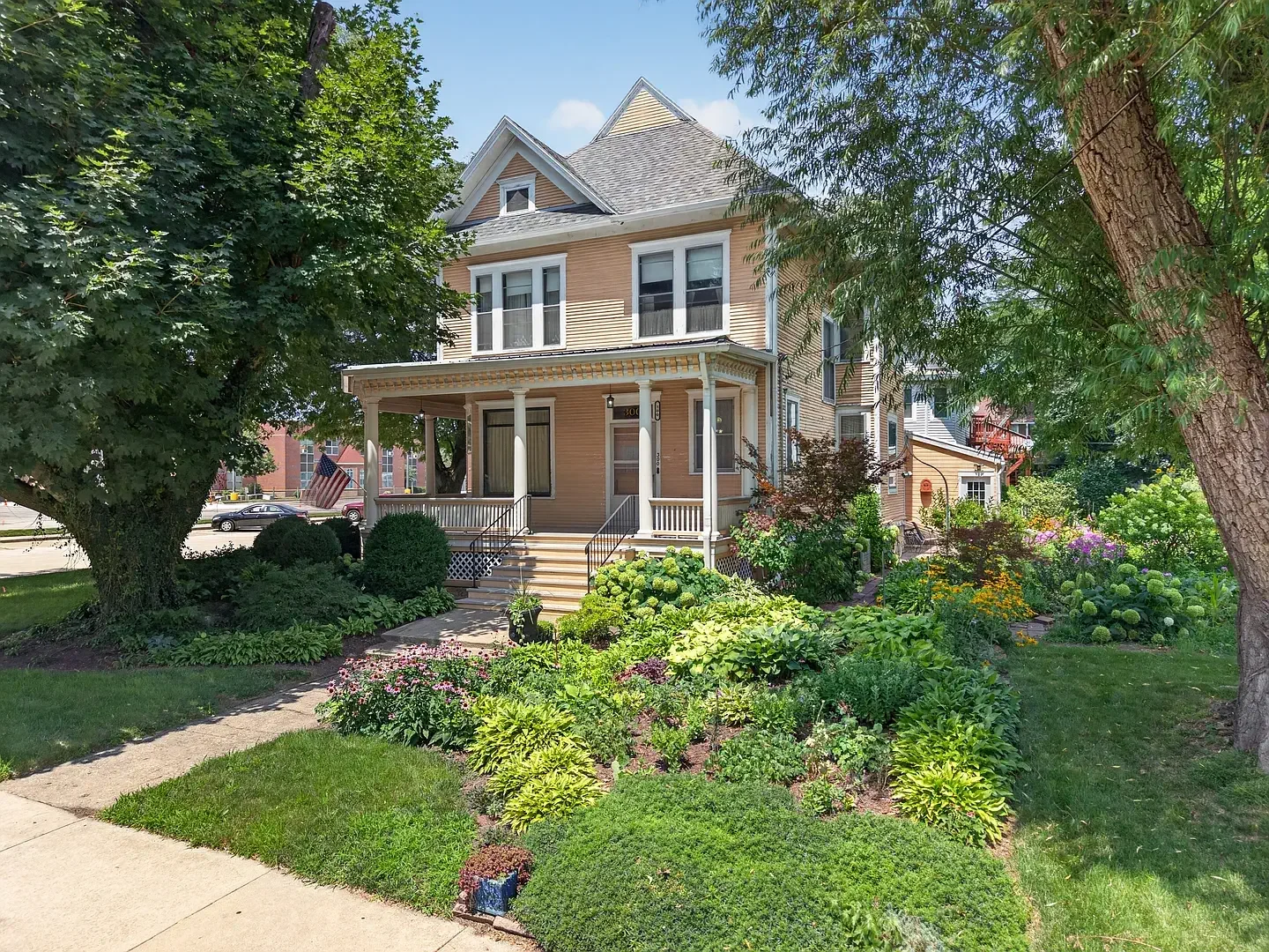 1881 Victorian house in Ottawa, Illinois - $296k