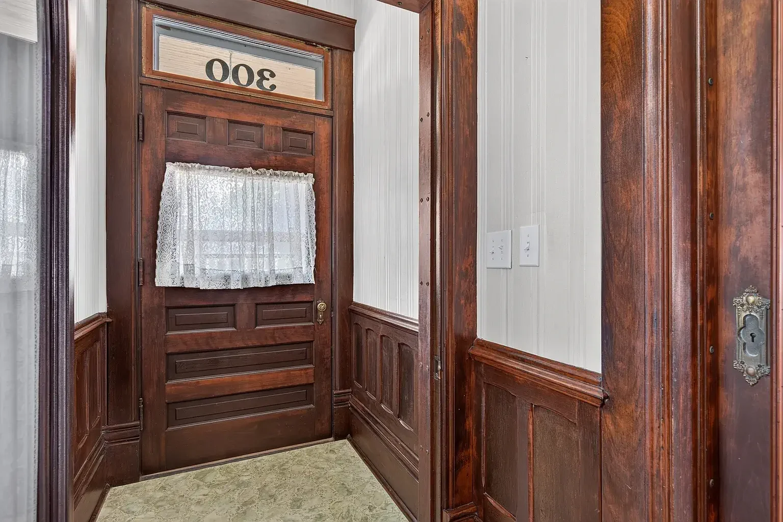 1881 Victorian House Ottawa Illinois - 4 - foyer.webp