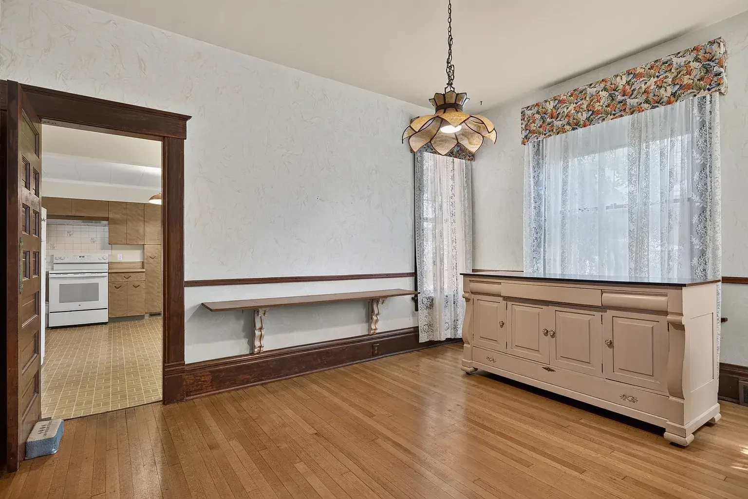 1881 Victorian House Ottawa Illinois - 13 - room.webp